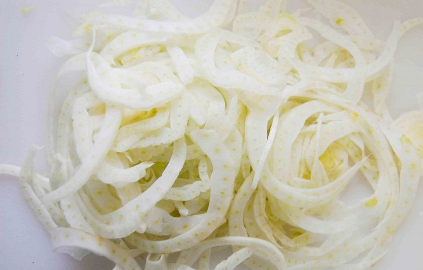 1. Этап. Салат из пшеницы с яблоком: 2. Фенхель нашинкуйте тонкими полукольцами. Яблоко нарежьте кубиками. Лук измельчите.