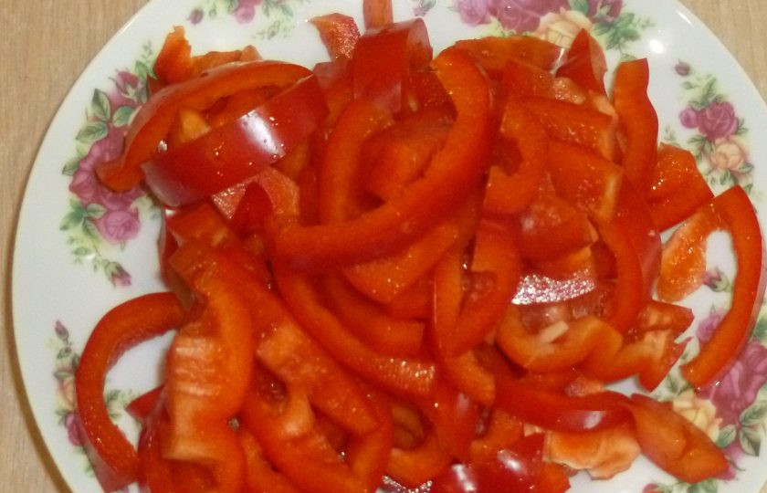 1. Этап. Курица с кешью и грибами: Перец нарежьте полосками.