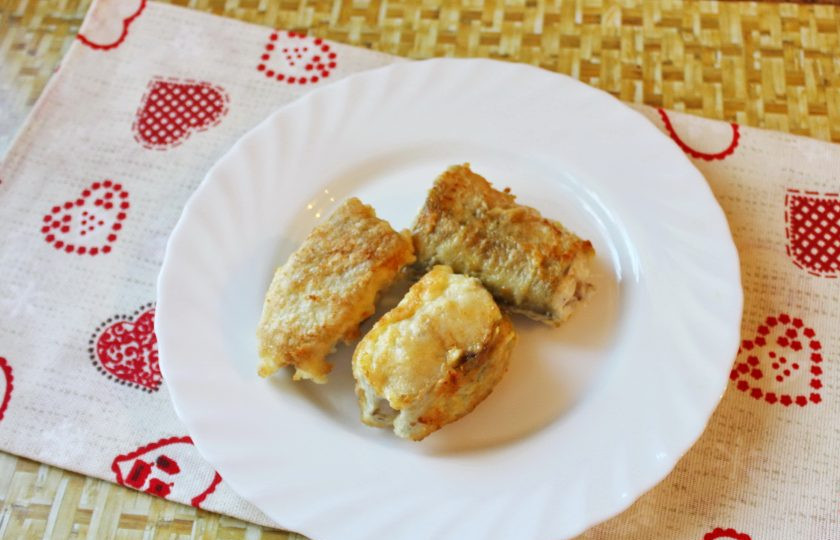 1. Этап. Минтай по-гречески: Несколько кусочков жареной рыбы выложите на тарелку.