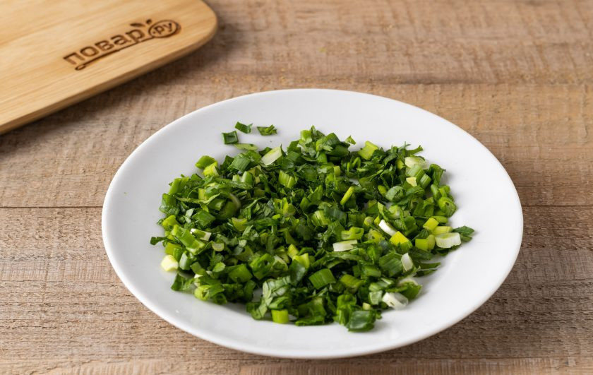 1. Этап. Горчичный картофель по-немецки: Зелень мелко порубите.