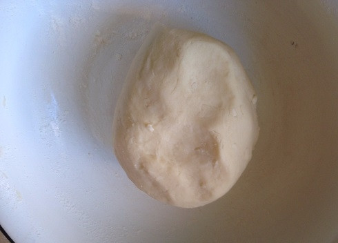 1. Этап. Легкий рецепт печенья: В итоге у нас получится вот такое мягкое тесто. Если есть время, можно скатать из теста колбаску около 2 см в диаметре и положить тесто в морозилку минут на 10.