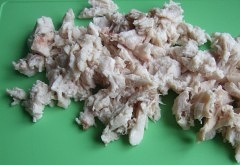 1. Этап. Cалат Башкирская красавица: Отварите куриное филе в солёной воде, нарвите на кусочки, очень маленькие, и оставьте остывать.