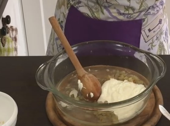 1. Этап. Голубцы в виноградных листьях: 11. Для приготовления заправки возьмите стакан воды, подсолите ее и добавьте в зажарку, которую ранее оставили. Добавьте сметаны (любой жирности), все перемешайте и залейте в горшок с голубцами.