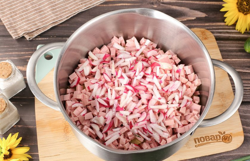 1. Этап. Классическая окрошка с уксусом: Нарежьте кубиками колбасу. Редис промойте, обрежьте кончики и нарежьте произвольно, но не слишком мелко.
