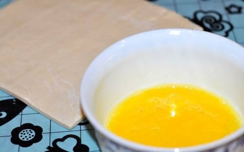 1. Этап. Самса из слоеного теста: 6. Осталось только взбить желток или яйцо и смазать им пирожочки. Отправьте противень в разогретую духовку и выпекайте до румяности. Получается очень вкусно и красиво.