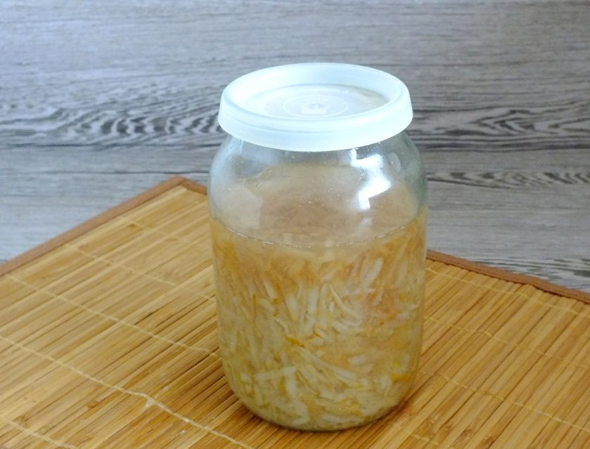 1. Этап. Грушевый ликёр в домашних условиях: Через указанное время достаньте грушу на водке. Настой может поменять цвет. Хорошо встряхните содержимое тары.