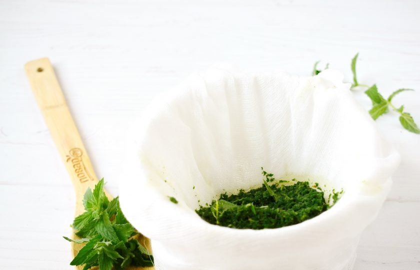 1. Этап. Сироп из тархуна и мяты: Процедите ароматную смесь через марлю, сложенную в 3-4 слоя. Хорошо отожмите.