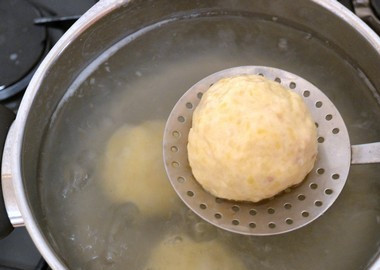 1. Этап. Картофельные зразы с фаршем отварные: На ладонь выкладываем комочек из картофельного теста. Делаем лепешку, плоскую, как для пельменей или вареников. В нее выкладываем чайную ложку фарша. Заворачиваем края, чтобы получился сплошной шарик. Для легкой лепки смачиваем руки водой. Бросаем зразы в кипящую воду и варим около 10 минут.