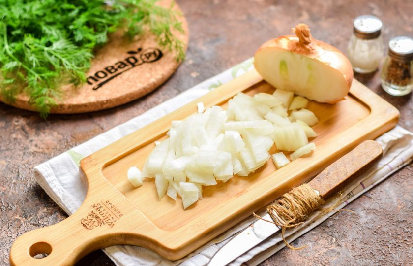 1. Этап. Салат Мимоза на Новый год Быка 2021: Лук очистите, сполосните, нарежьте мелкими кубиками. По желанию лук можно замариновать. Для маринада используйте уксус и воду в равной пропорции.