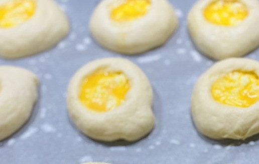 1. Этап. Ватрушки с творогом: Чайной ложкой заполнить каждую ячейку в заготовке яйцом, если осталось яйцо добавить немного молока, смазать заготовки, у меня не осталось яйца просто смазала молоком