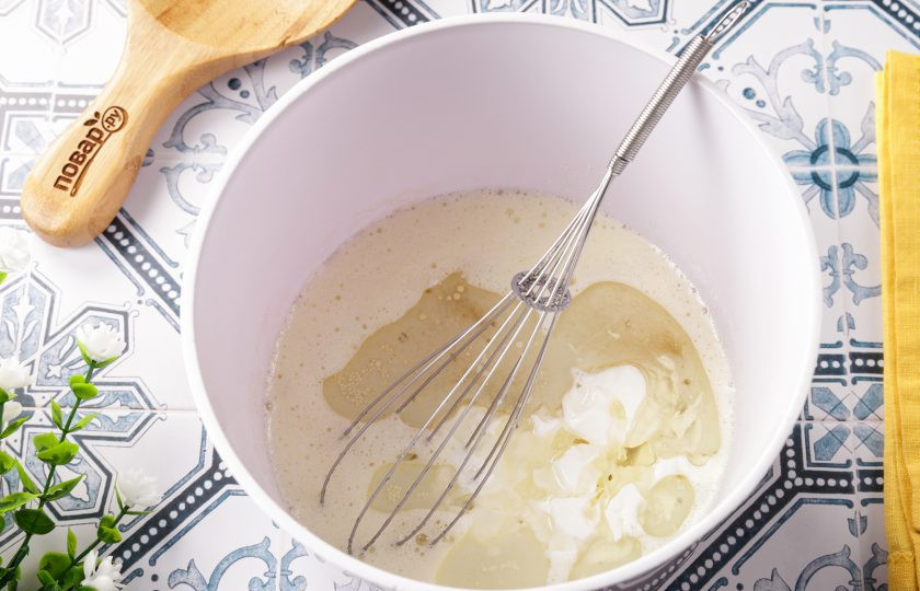 1. Этап. Шарлотка с яблоками в аэрогриле: Добавьте сметану, молоко и растительное масло.