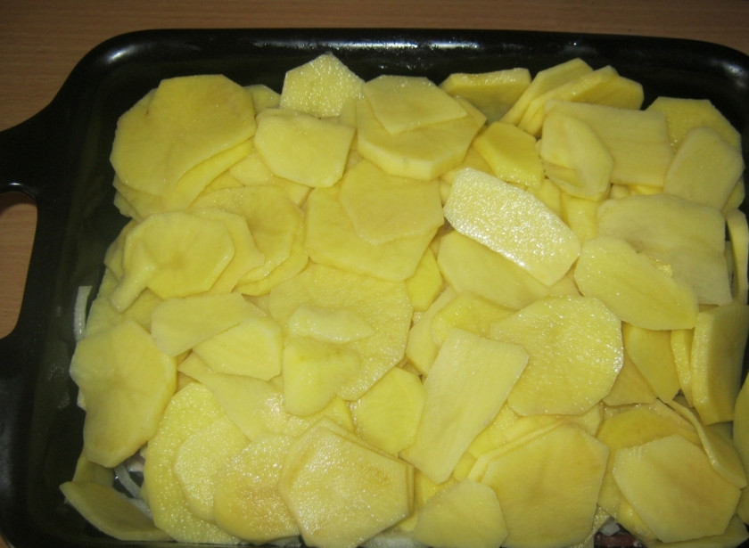 1. Этап. Картошка с мясом и сыром в духовке: 4. Следующий слой - картофель. Затем снова мясо. Когда картошка с мясом и сыром в духовке готовится слоями - получается вкуснее. Не забывайте каждый слой промазывать майонезом.