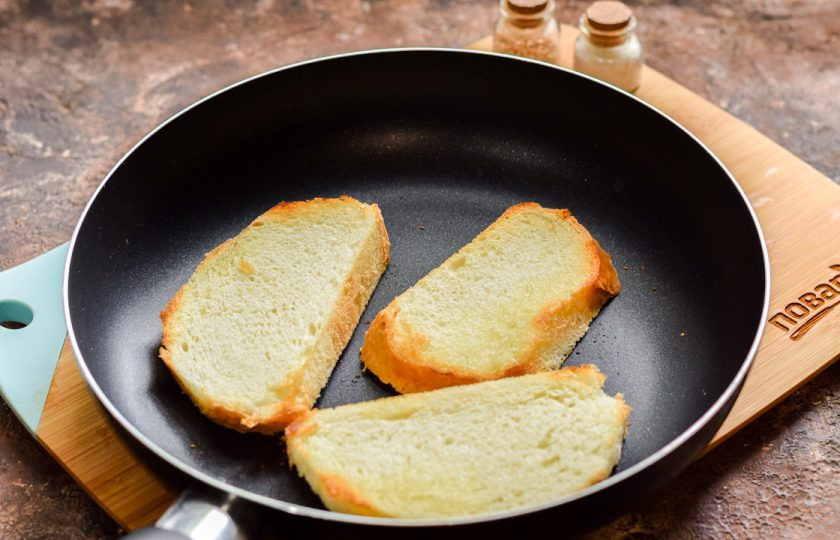 1. Этап. Брускетты с мидиями: Ломтики батона подсушите на сковороде или в духовке до румяной корочки.