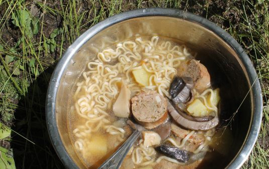 1. Этап. Подосиновики на костре: 4. Добавляем картошку и лук (луковицы можно забросить целыми). В самом конце - немного вермишели типа 