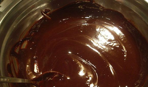 1. Этап. Торт Кучерявый мальчик: Делаем глазурь. Для этого смешиваем сметану, сахар и какао и нагреваем, постоянно помешивая, до растворения сахара. Не доводить до кипения!! Затем добавляем сливочное масло и хорошо перемешиваем, чтобы получилась однородная масса. Покрываем глазурью торт и оставляем для пропитки хотя бы на несколько часов.