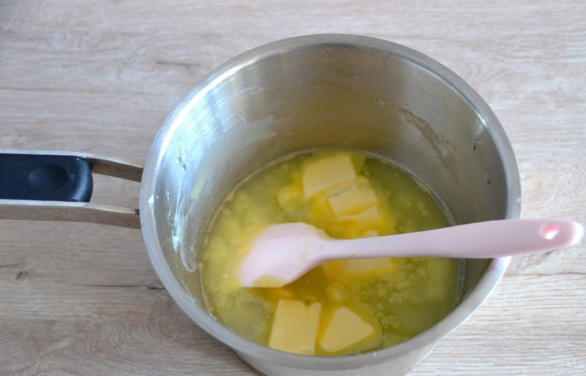 1. Этап. Картофельные профитроли: Выложите в сотейник сливочное масло, оно должно растаять.