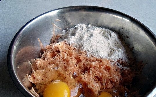 1. Этап. Колдуны с мясом: Приготовим тесто. Смешайте яйца и муку с картофелем.