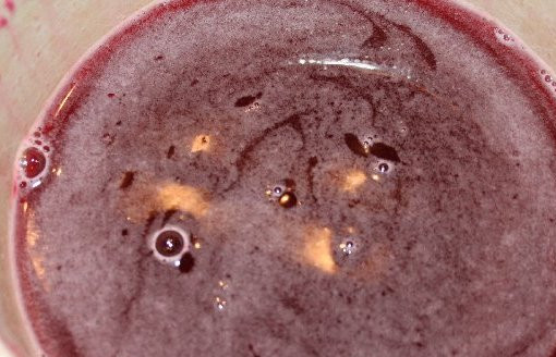 1. Этап. Желе из варенья с желатином: В кастрюлю выкладываем варенье и наливаем воду, перемешиваем все.