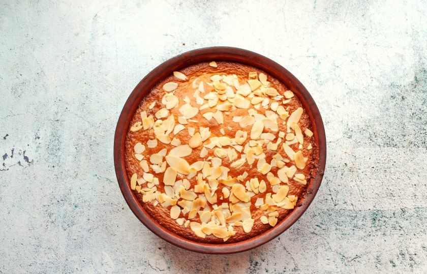 1. Этап. Пирог с вареньем Нежнее нежного: Поставьте пирог снова в духовку и выпекайте ещё 25 минут до готовности и румяной корочки. Спустя время готовый пирог достаньте и дайте ему постоять 5 минут, затем достаньте. При желании бока и верх намажьте, пока горячий, джемом, но я не стала. Дайте пирогу полностью остыть и подавайте к столу.