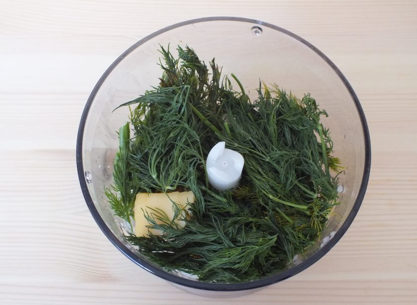 1. Этап. Пельмени с укропом: В блендере измельчите сыр и укроп, предварительно удалив жесткие стебельки.