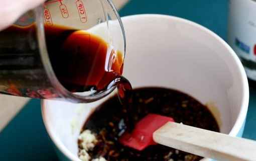 1. Этап. Салат с имбирем для похудения: 4. Соедините тертый корень имбиря и чеснок в одной посуде. Потолките все вместе, как в ступке. Добавьте кунжутное масло, соевый соус. Все компоненты перемешайте до образования однородной суспензии.