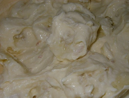 1. Этап. Творожный пирог с бананами: Добавляем бананы в творожную массу и аккуратно перемешиваем.