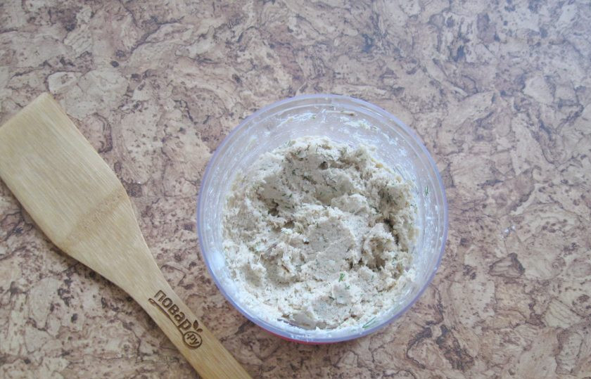 1. Этап. Паштет из скумбрии и горбуши: Все ингредиенты взбейте до консистенции паштета. После выложите в миску и посолите, учитывая, что рыба варилась в подсоленной воде. Можно поперчить.