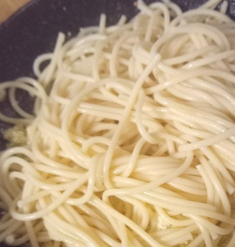 1. Этап. Спагетти с тофу, чесноком и лимоном: В сковороду добавить тофу и спагетти. Смешать, и готовить пару минут, добавляя постепенно сохранённую воду, в которой готовилась паста, до тех пор пока соус не достигнет желаемой консистенции ( этот шаг для тех, кто любит соус пожиже).