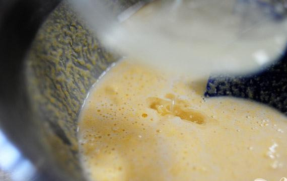 1. Этап. Кукурузный хлеб: 4. В небольшой миске растопить 1/4 чашки растительного жира. Постепенно добавить растопленный растительный жир в тесто, помешивая.