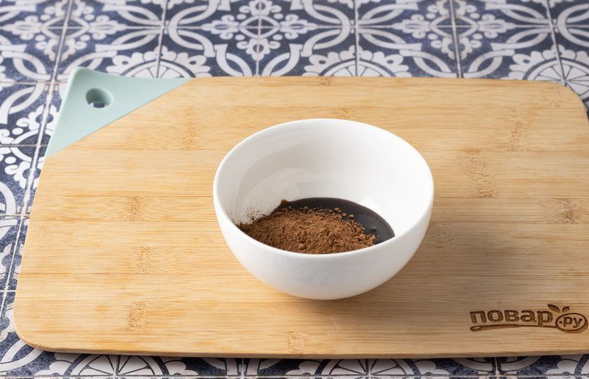 1. Этап. Глазурь из кэроба: Смешайте кэроб с финиковым сиропом.