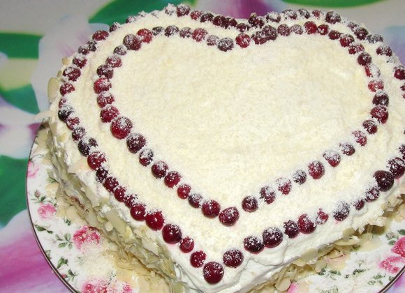 1. Этап. Торт Влюбленное сердце: Сверху украшаем торт клюквой. Перед употреблением, поставьте торт в холодильник на несколько часов. Приятного аппетита!