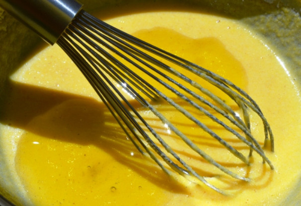 1. Этап. Блины из кукурузной муки: Влейте масло и оставьте тесто на полчаса дойти. Если оно покажется вам густым – добавьте немного молока.