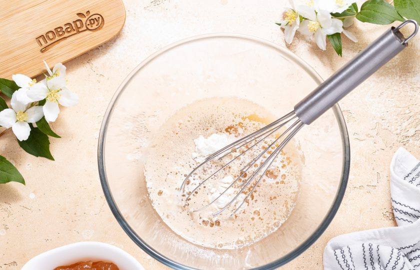 1. Этап. Постные пирожки с повидлом: Влейте теплую воду и все перемешайте. Затяните миску пленкой или крышкой, оставьте на 10 минут.