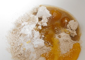 1. Этап. Печенье без масла и маргарина: 2. Смешиваем полученную овсяную муку с яйцами, медом и разрыхлителем. Тщательно перемешиваем.