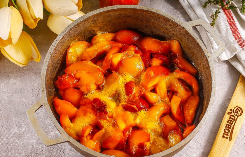 1. Этап. Персики в желе с желатином на зиму: На умеренном нагреве доведите содержимое емкости до кипения, персики выпустят сок благодаря сахару. Проварите примерно 10-12 минут.