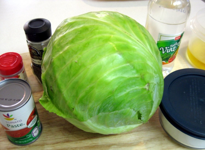 1. Этап. Постный суп из капусты: 1. Приготовьте все ингредиенты. С капусты оборвите верхние листья.