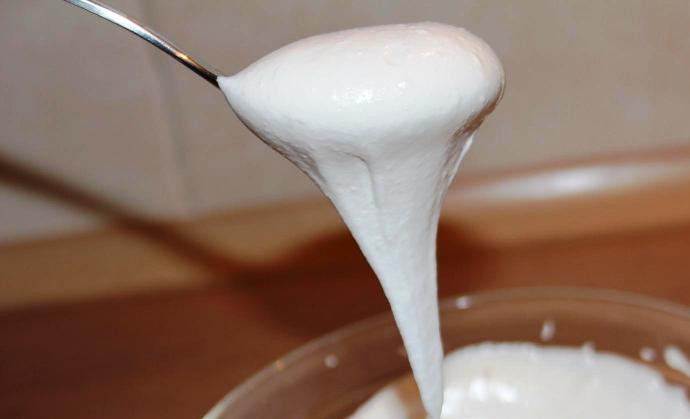 1. Этап. Новогоднее печенье на елку: Тем временем подготовьте глазурь. Взбейте белок, постепенно добавляя сахарную пудру. Затем добавьте лимонный сок.