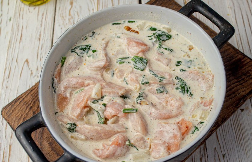 1. Этап. Форель запеченная со шпинатом: Перемешайте рыбу с соусом и поставьте запекаться в заранее разогретую духовку до 180 градусов на 10-15 минут.