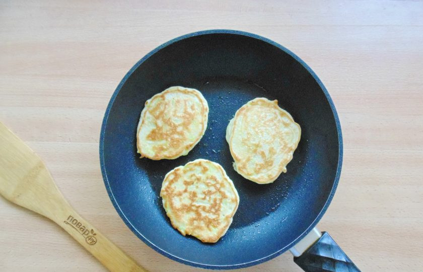1. Этап. Оладьи для похудения: Пеките оладьи с обеих сторон до золотистого цвета.