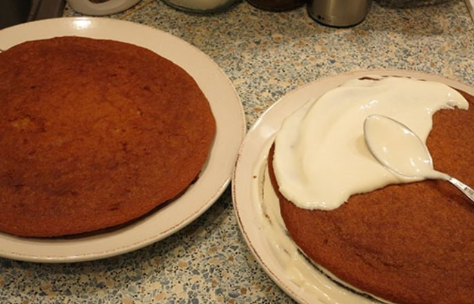 1. Этап. Простой медовый торт: Каждый корж обильно смажьте получившимся кремом.