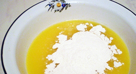 1. Этап. Песочный пирог с творожной начинкой: Растапливаем маргарин, затем добавляем к нему муку.