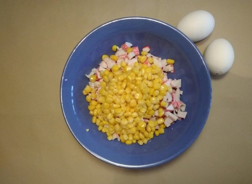 1. Этап. Салат с крабовыми палочками и макаронами: 4. Затем добавьте к ним кукурузу, слив воду из банки.
