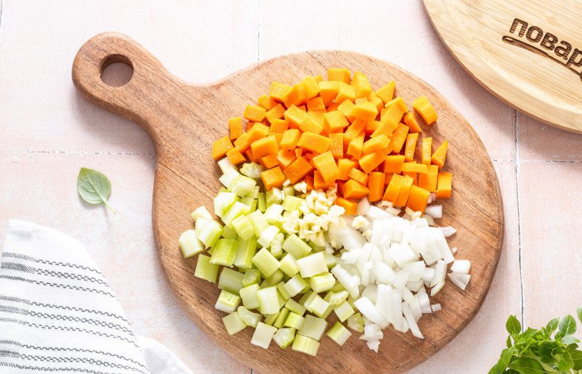 1. Этап. Суп с чечевицей: Нарежьте морковь, стебель сельдерея и репчатый лук кубиками. Чеснок пропустите через пресс.