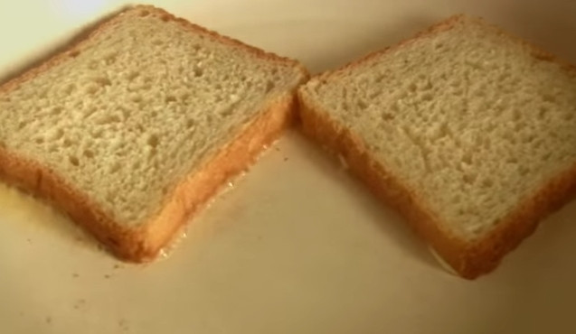 1. Этап. Бутерброды с сыром и ананасами: 2. Выложите хлеб маслом вниз на разогретую сковороду.