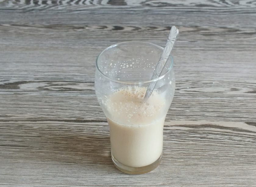 1. Этап. Пончики в хлебопечке: В воде растворите сахар и дрожжи.