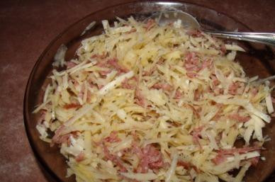 1. Этап. Бутерброды с колбасой на сковороде: Картофель очищаем и натираем на терке, также как и колбасу. Добавить яйцо, соль, перец, зелень. Все перемешать.