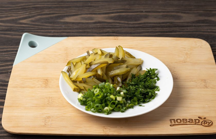 1. Этап. Салат из фасоли с морковью и луком: Огурец нарежьте соломкой, а зелень мелко порубите.