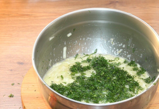 1. Этап. Сырные булочки с добавлением кабачка: 6. Укроп мелко нарезаем, немного отжимаем до выделения сока. Сыр натираем на крупной терке. Добавляем укроп и сыр в миску.