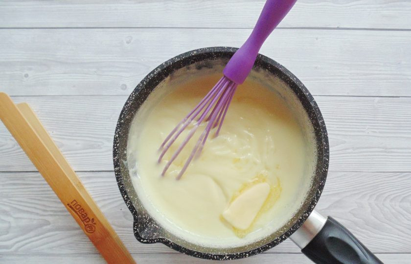 1. Этап. Медовый торт с вишней: Когда молоко почти закипит, вылейте эту смесь в кастрюлю с молоком и постоянно перемешивая, доведите крем до загустения. Добавьте сливочное масло и перемешайте. Охладите крем.