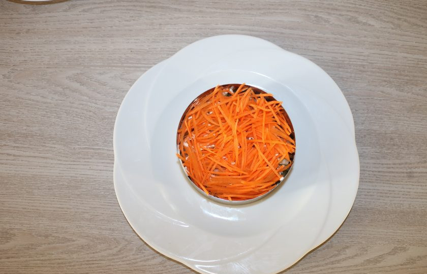 1. Этап. Салат Шикарный: 4 слой - сырая морковь.